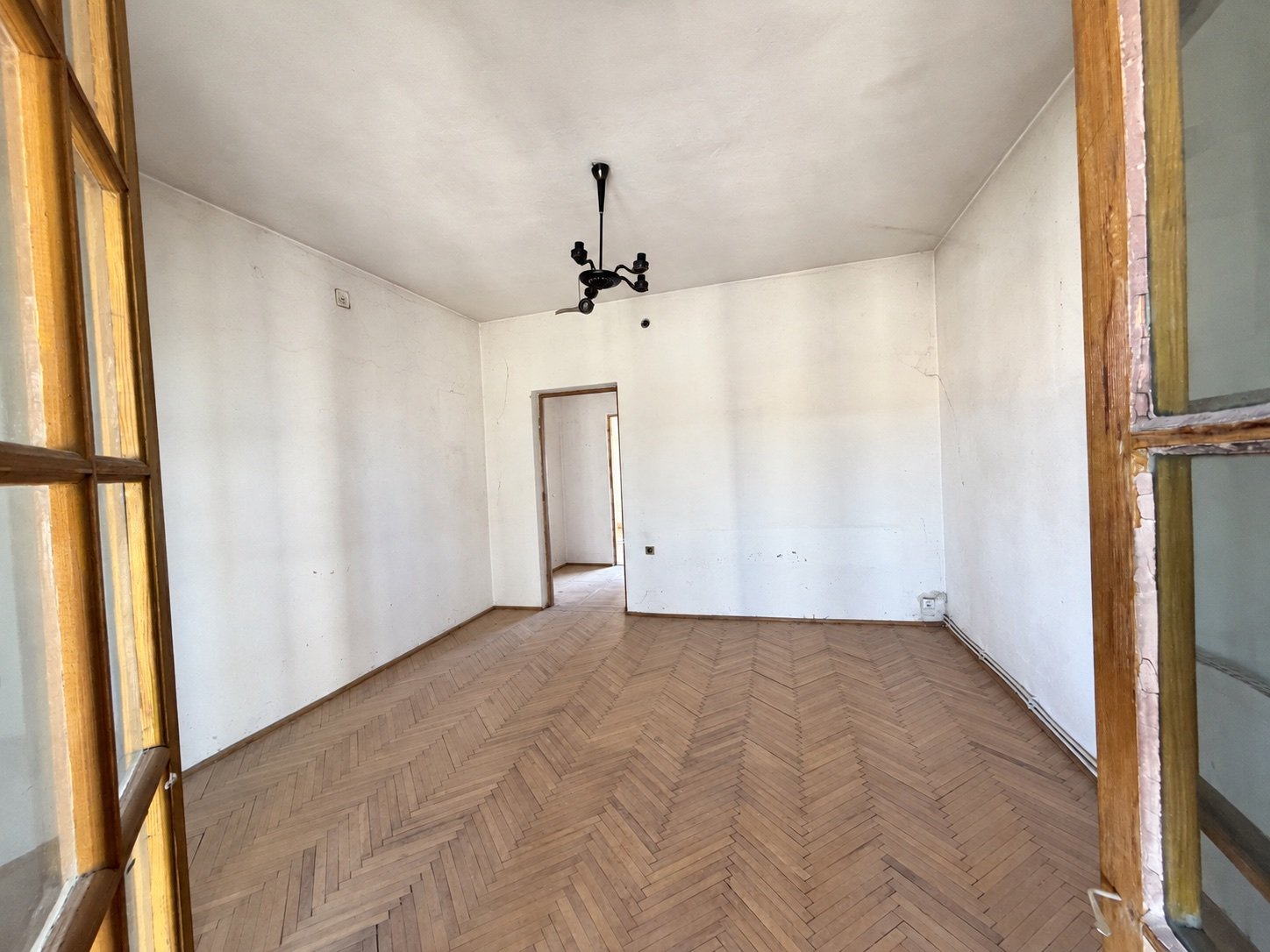 Cameră cu parchet în starea actuală